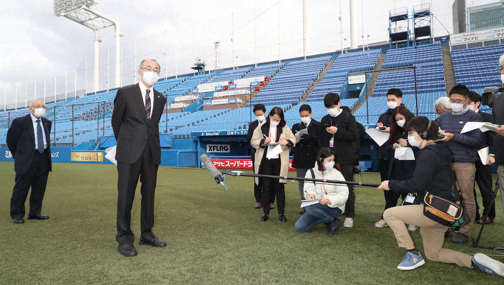 神宮球場のグラウンドで会見する東京六大学野球連盟・井上崇通理事長（左から2人目）（撮影・郡司　修）