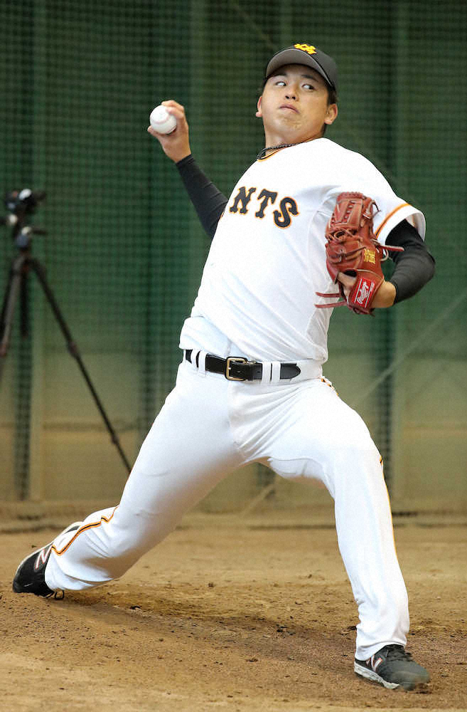 ジャイアンツ球場で投球練習を行った巨人・太田