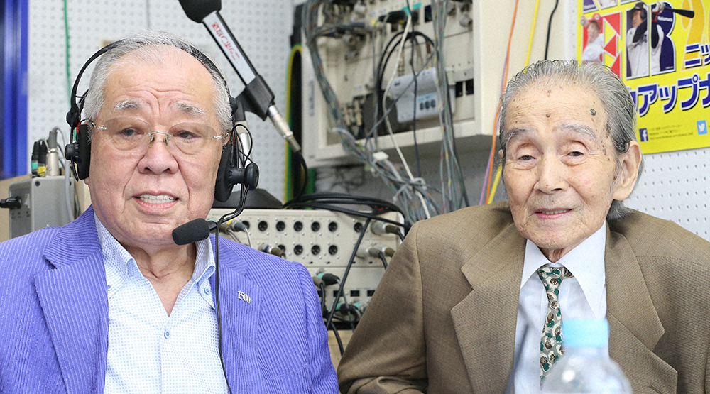2015年8月、野村克也さん（左）とラジオ解説を行った関根潤三さん