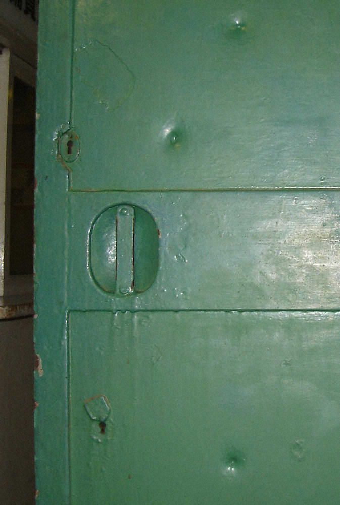 「平成の大改修」前、甲子園球場関係者出入り口の鉄扉に残っていた米軍機グラマン機銃掃射の痕