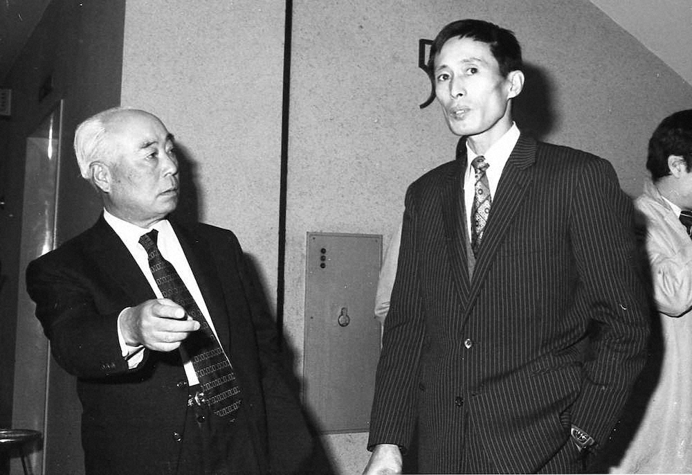 73年11月、ファン感謝デーで金田監督を殴り、戸沢球団社長（左）から事情聴取された権藤
