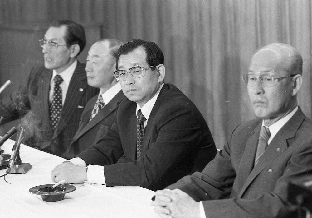 1977年10月17日　、退任会見を行なう阪神・吉田監督（左から3人目）