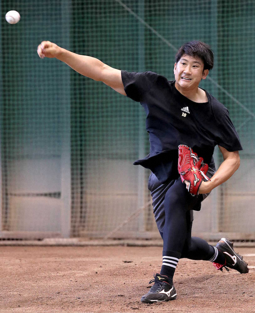 ジャイアンツ球場のブルペンで投球練習する巨人・菅野