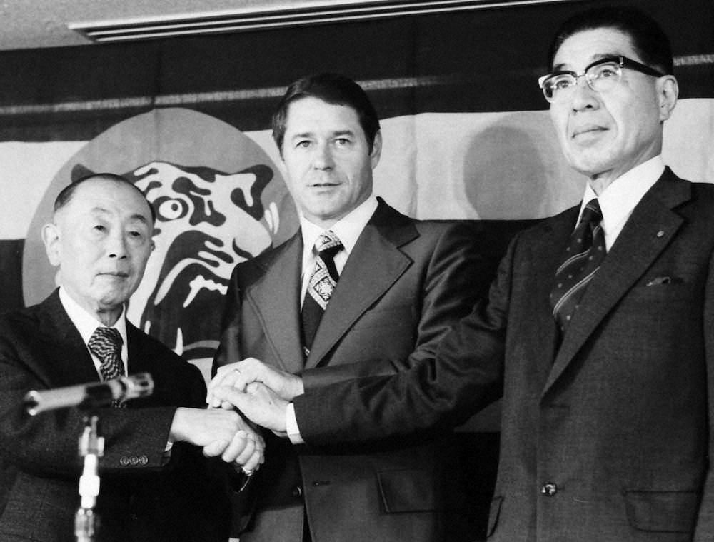 78年11月4日、正式契約を交わし、握手を交わす（左から）野田オーナー、ブレイザー新監督、小津球団社長