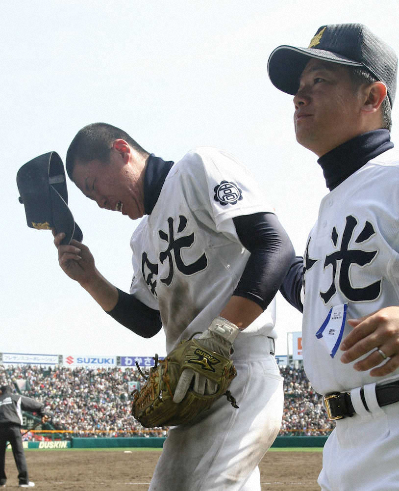 09年、選抜では1回戦で倉敷工に惜敗…陽川（左）は横井一裕監督に背中を押され涙とともに「聖地」から去った