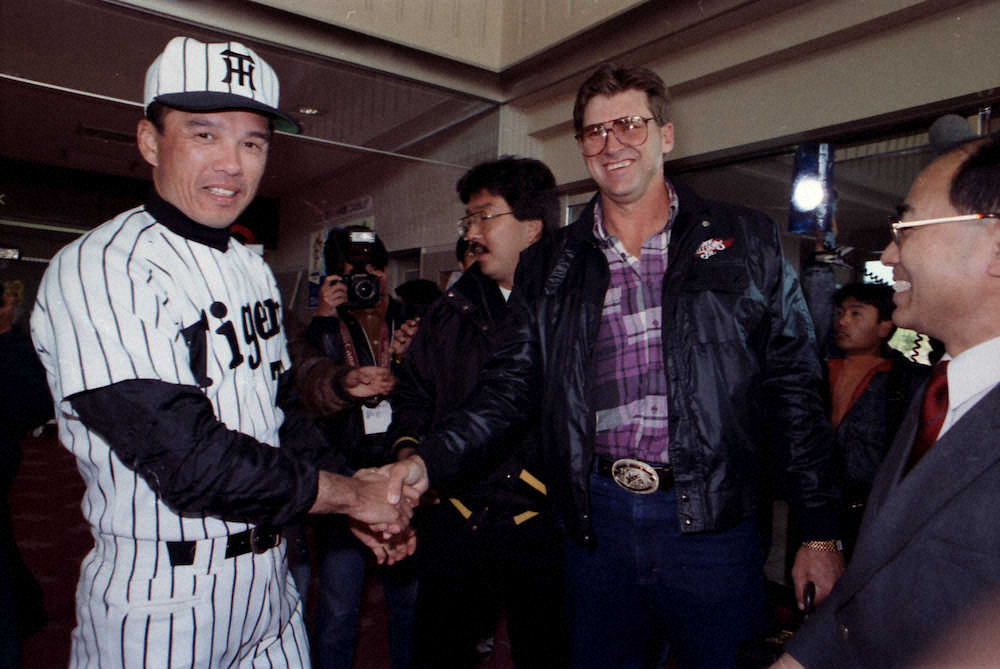 90年2月、安芸キャンプ地入りしたパリッシュ（右）を出迎えた阪神・中村監督は笑顔でガッチリ握手