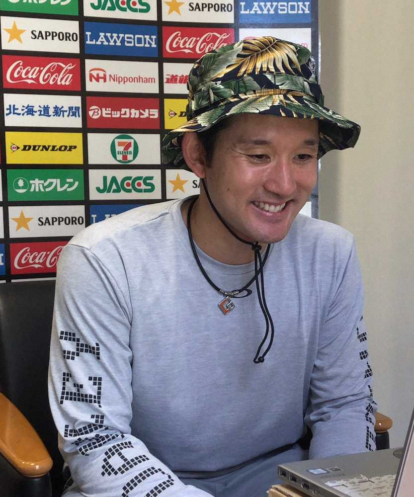 球団が販売している帽子を被り、札幌市内の合宿所でオンライン取材に応じる日本ハム・杉谷