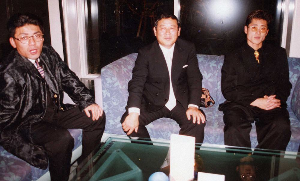 96年1月21日、右肘痛を訴えていた新庄（右）と調整プランについて緊急会談した藤田監督（左は同席した亀山）
