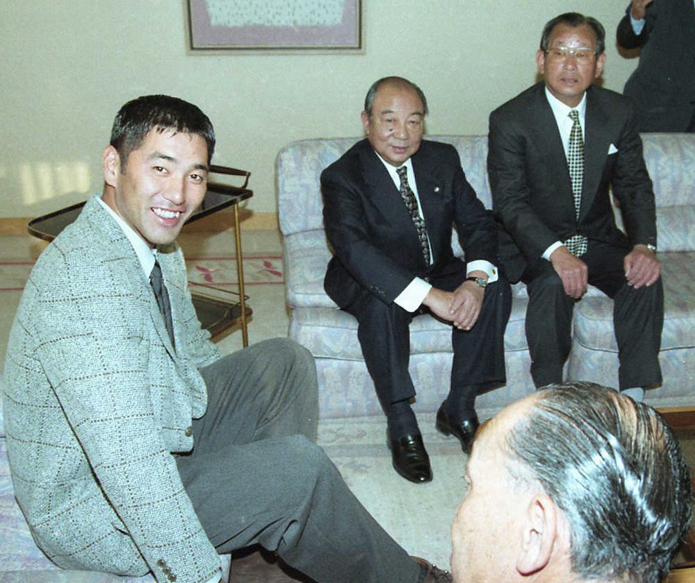 1996年11月15日、清原（左）とFA交渉する吉田監督（右）と三好球団社長