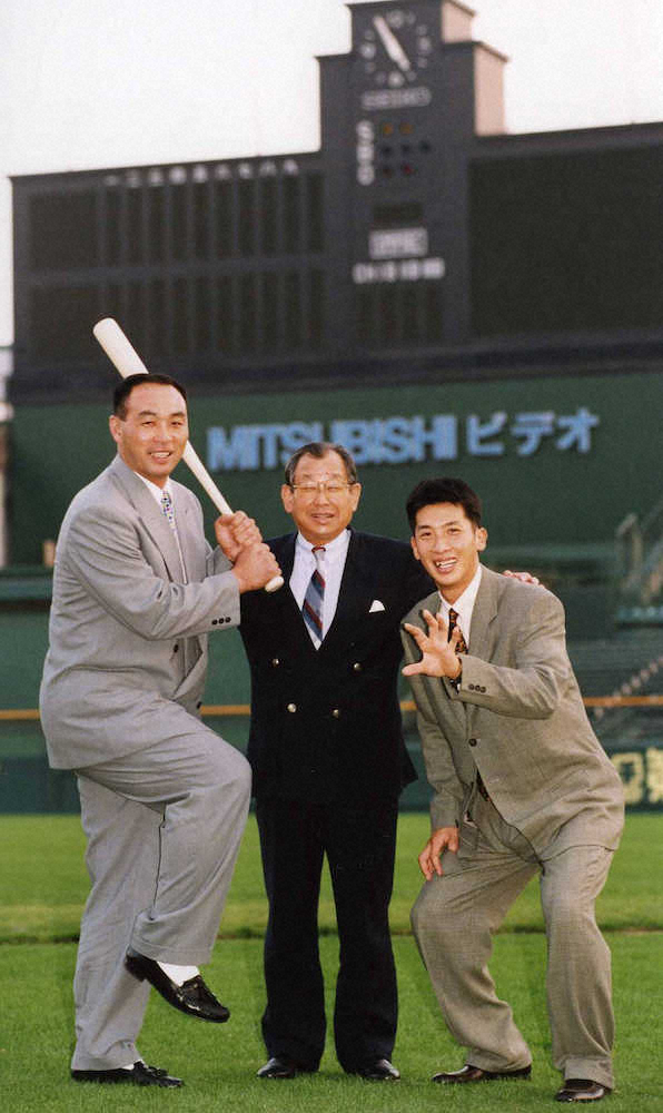 97年10月20日、矢野（右）と大豊（左）の入団会見でポーズを決める吉田監督