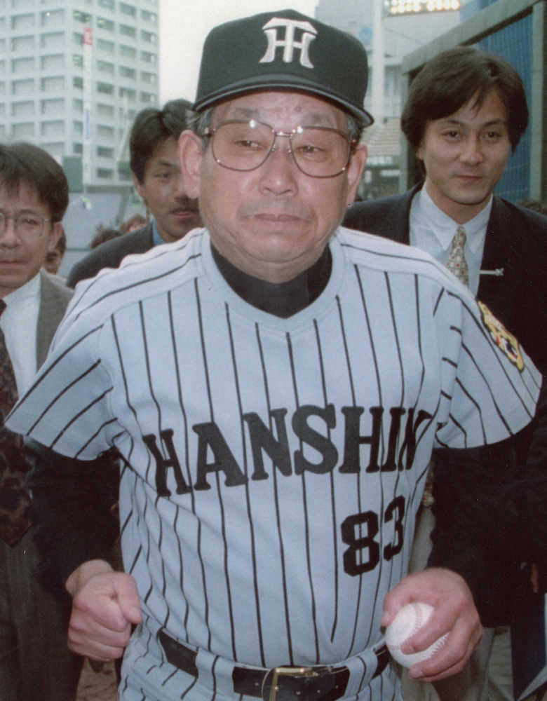 1997年4月6日、広島戦で3466日ぶりの白星を挙げ、目をうるませながらウイニングボールを握りしめた吉田監督