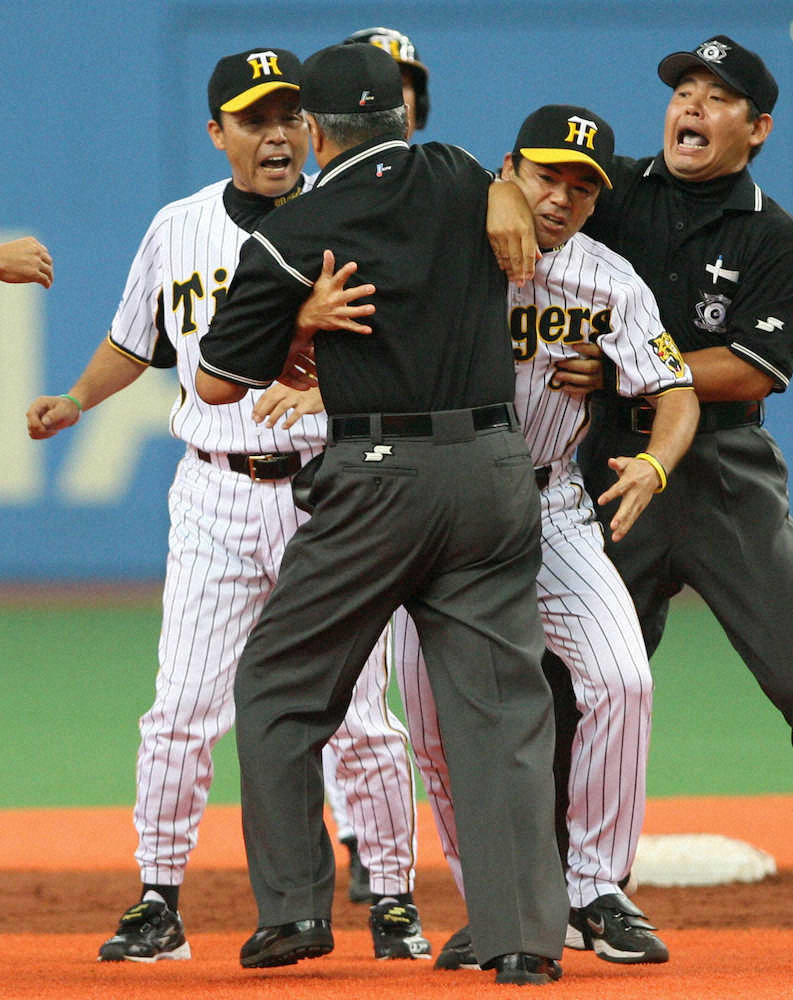 07年8月16日、中日戦で井野塁審（左から2人目）の胸をつき退場となる阪神・岡田監督（左）