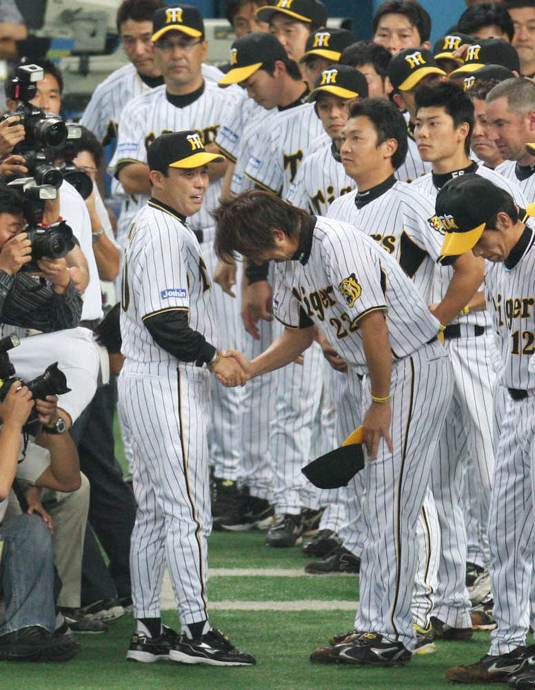 08年10月20日、CSで中日に敗れ、号泣する藤川と握手を交わす阪神・岡田監督（左）