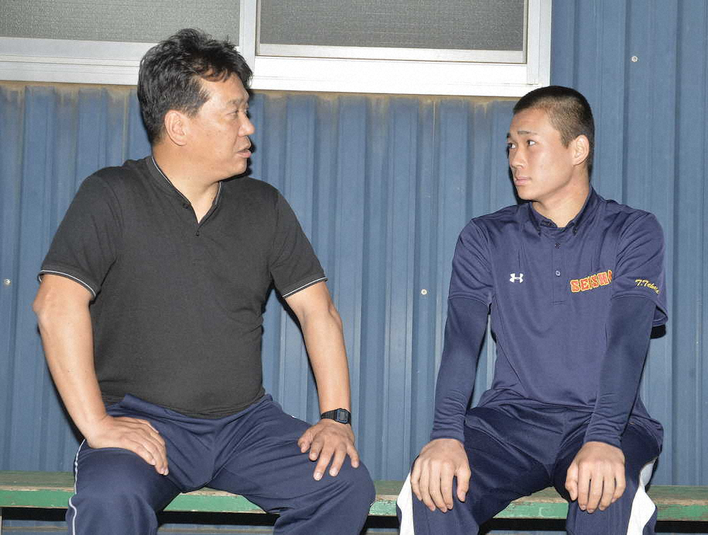 <静岡商>甲子園大会中止決定を受け、父親でもある高田監督(左)と会話をする高田