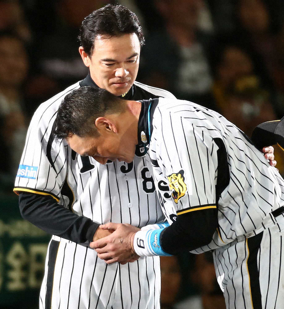 12年10月9日、金本（右）の引退セレモニーで握手を交わす和田監督