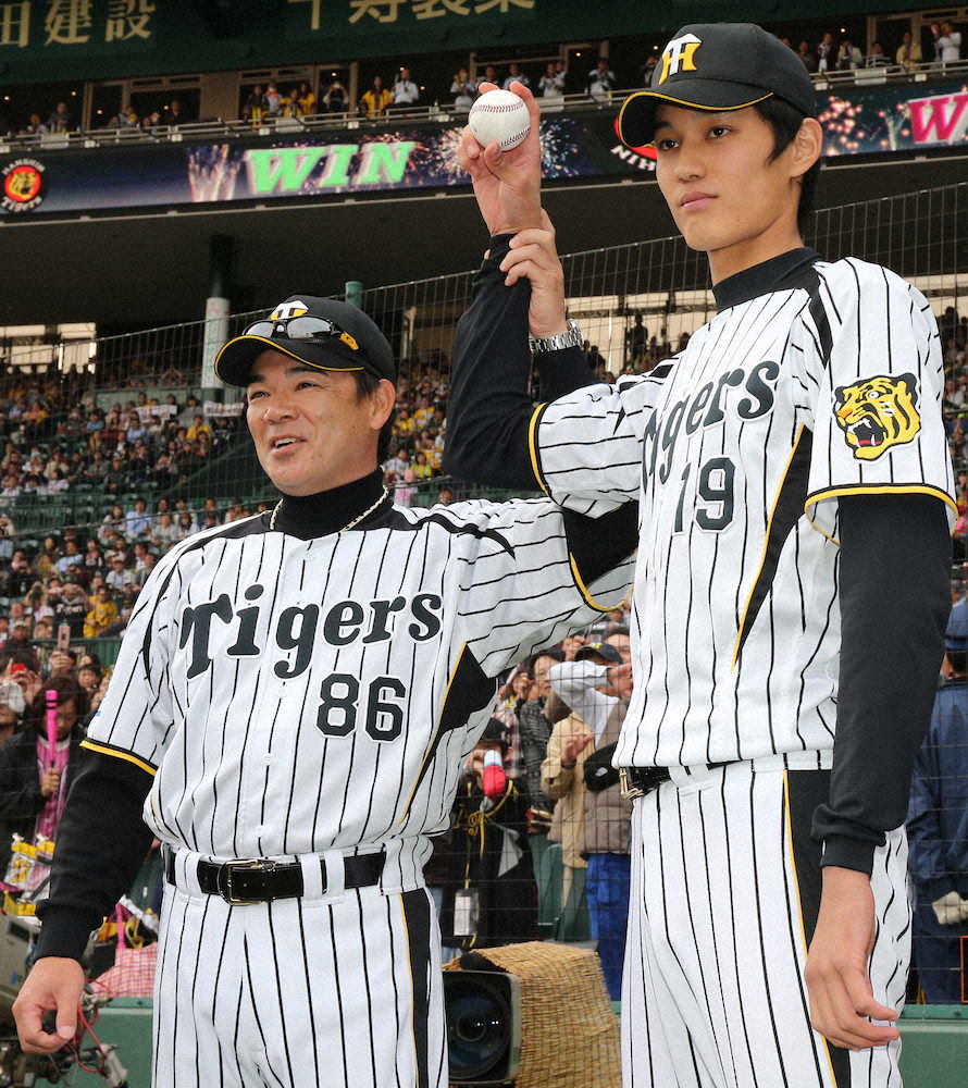 13年4月14日、プロ初勝利を挙げた藤浪（右）を祝福する和田監督