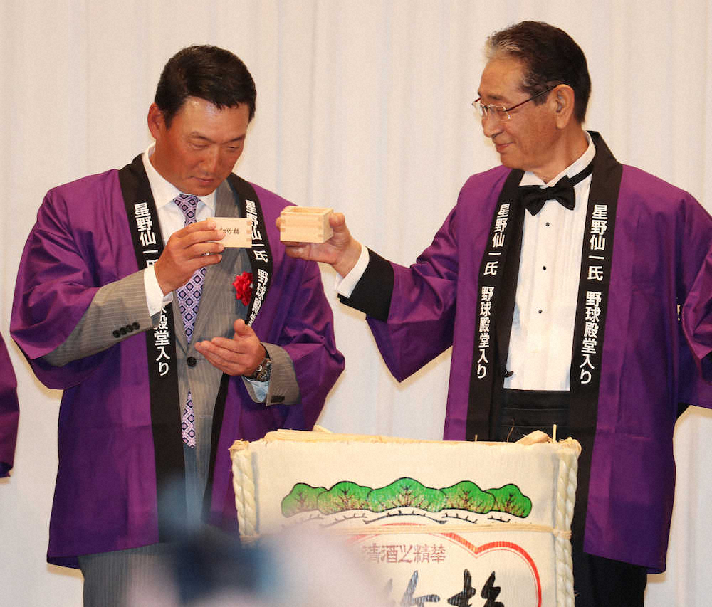 17年2月1日、星野仙一氏（右）の野球殿堂入りを祝う会で乾杯する金本監督