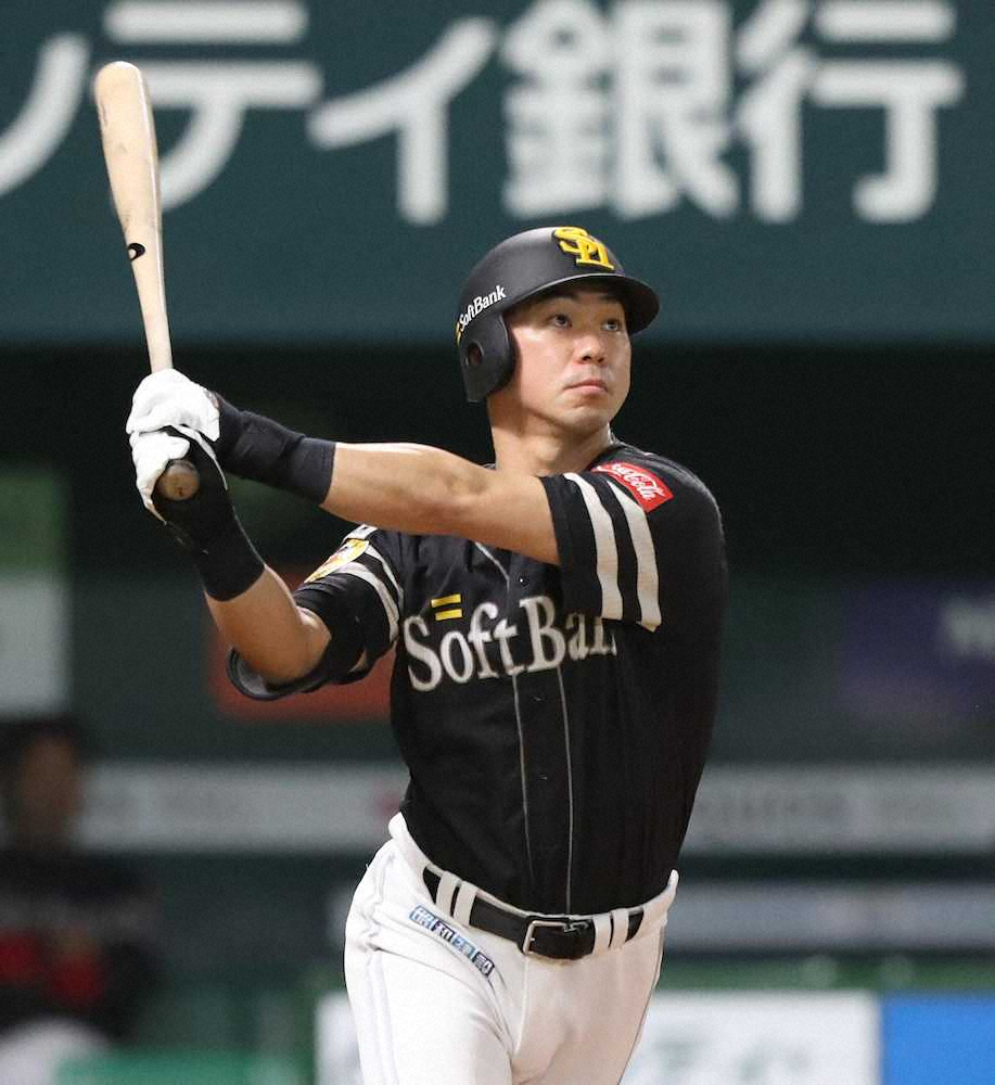 初回、紅組のソフトバンク・長谷川勇也が適時二塁打を放つ（代表撮影）