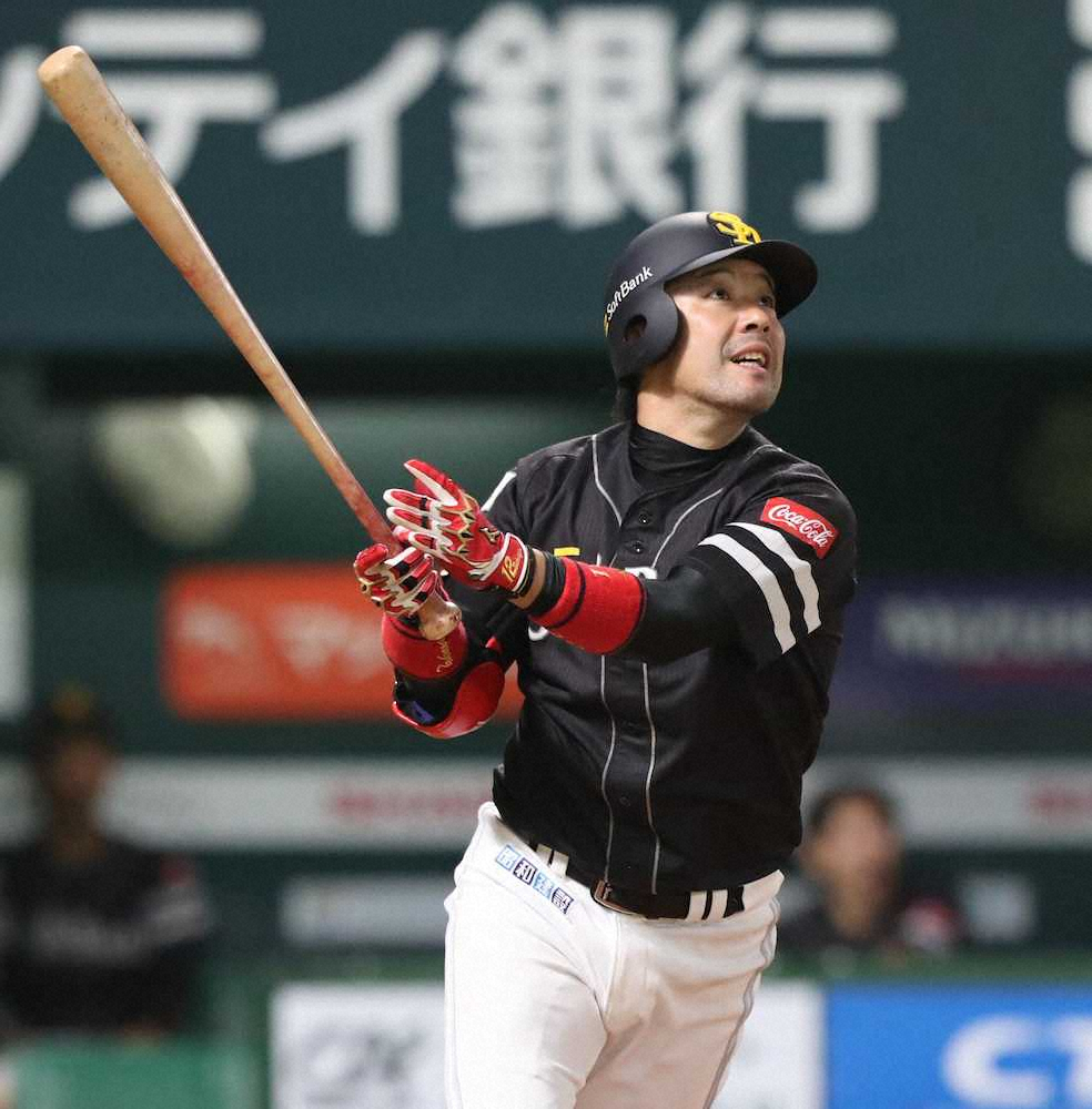2回、紅組のソフトバンク・高谷裕亮が本塁打を放つ（代表撮影）