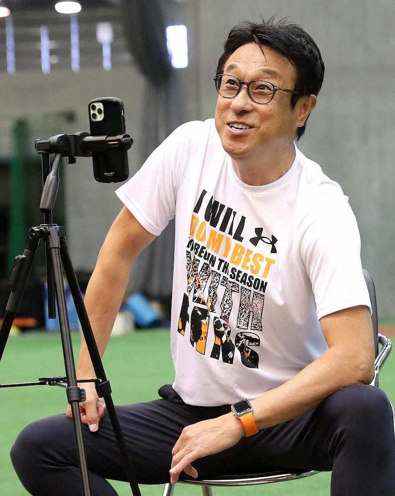 球団公式インスタライブに出演する巨人・宮本投手チーフコーチ