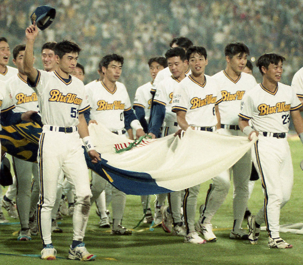 1995年9月26日、グリーンスタジアム神戸での優勝報告会で場内一周する田口（右から3人目）、イチロー（左）らオリックスの選手たち
