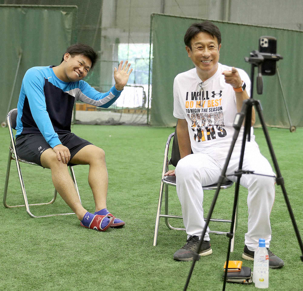 球団公式インスタライブに出演した宮本コーチ（右）と田口