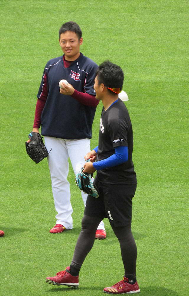 先発投手練習で松井（左）と則本昂と笑顔で会話