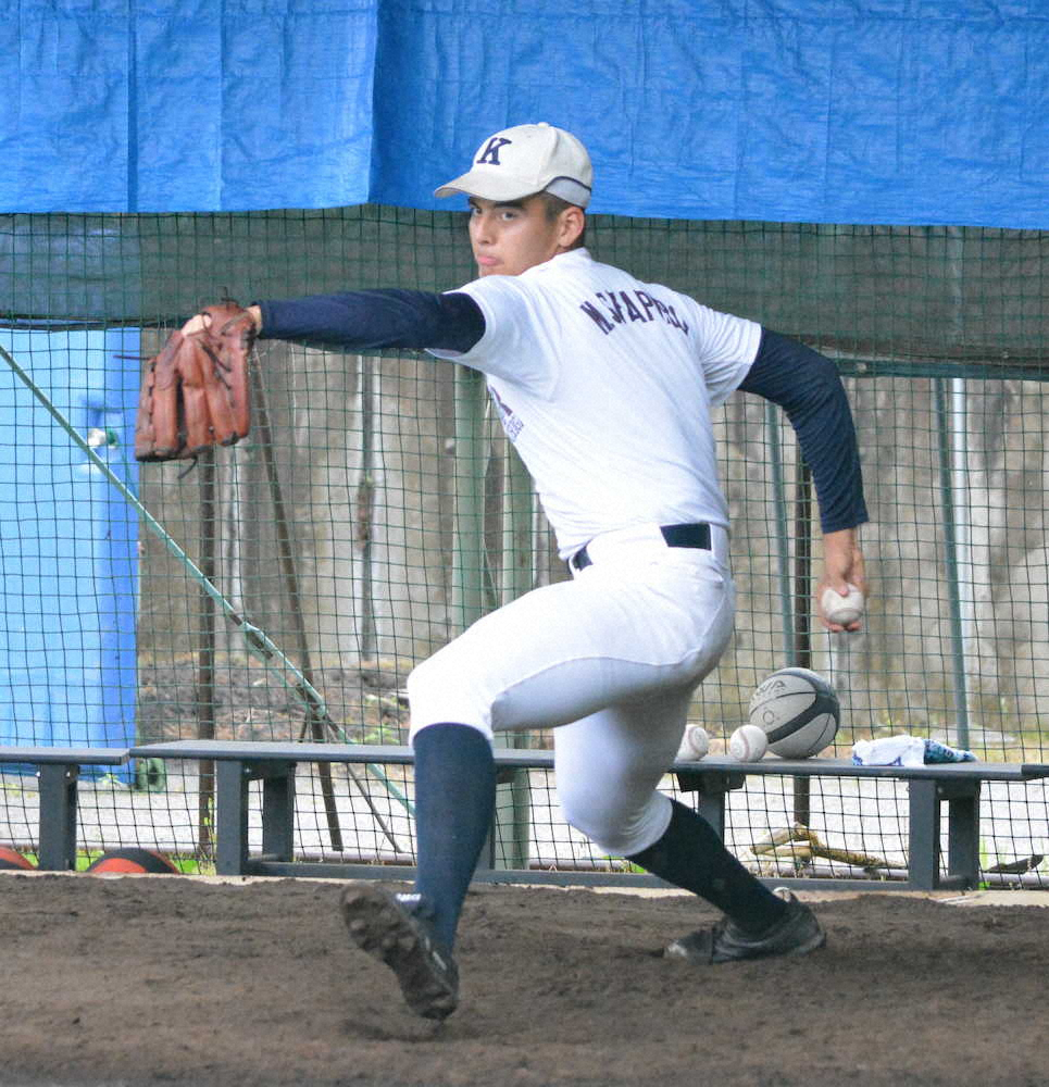 ブルペンで投球練習する国学院栃木のシャピロマシュー一郎