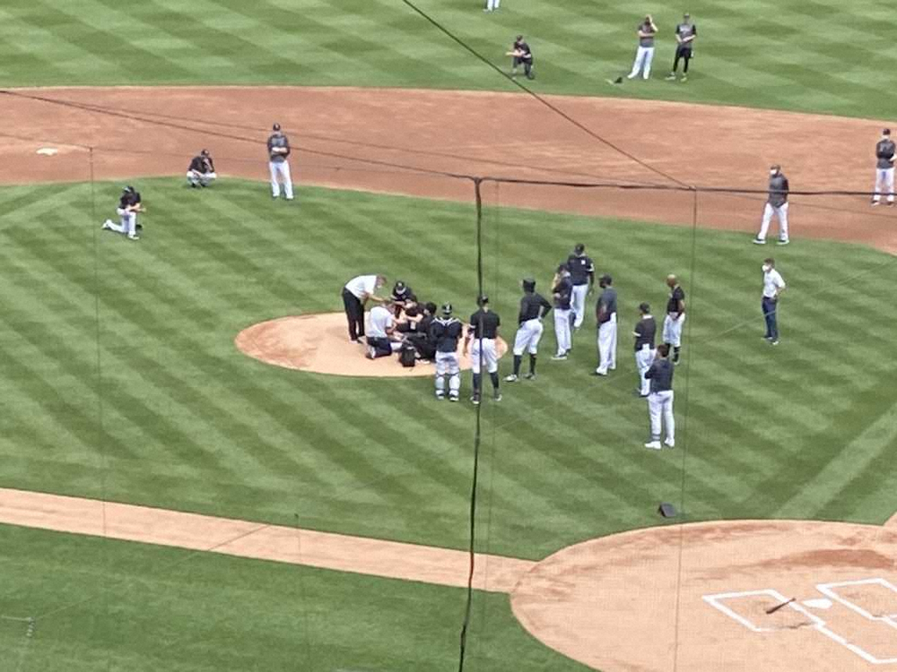 ライナー性の打球が頭部に直撃して倒れ込んだ田中にヤンキースの選手らが心配そうに駆け寄った（撮影・杉浦　大介通信員）