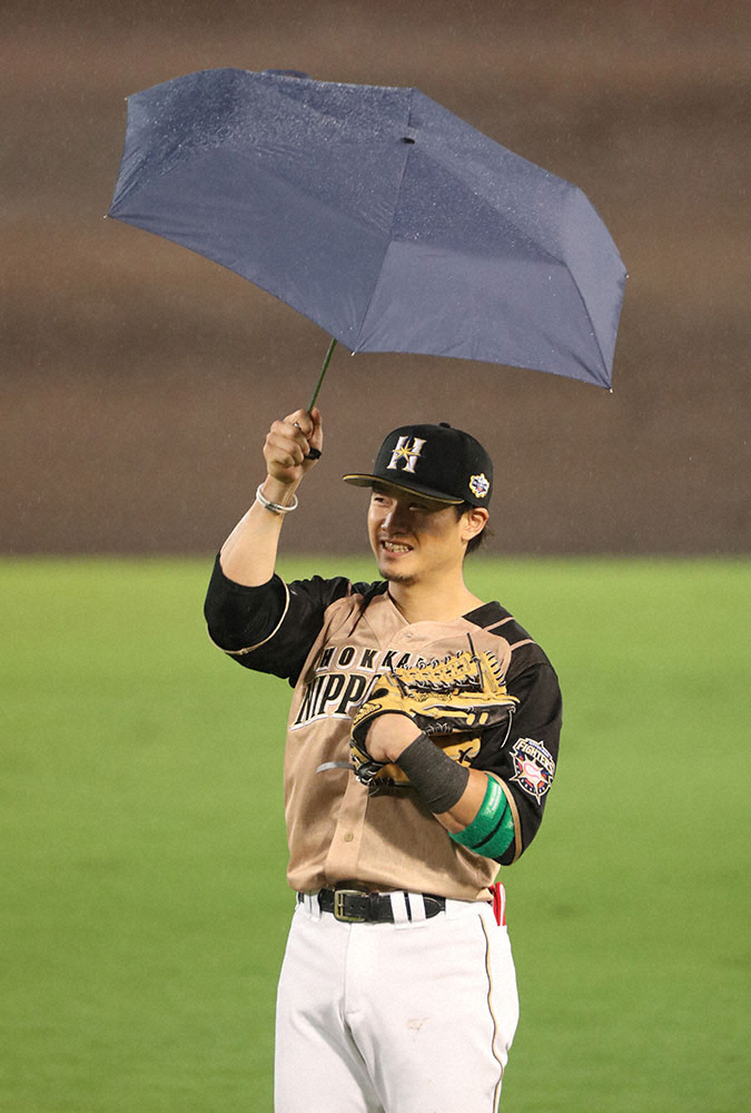 昨年のオールスター第2戦、守備に就く際に傘を持って東京音頭のリズムをとる日本ハム・西川