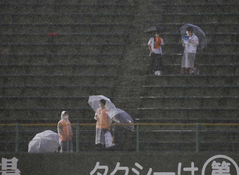 ＜巨・ヤ＞試合は雨天中止となったもののスタンドから立ち去りがたい様子の巨人ファン（撮影・村上　大輔）