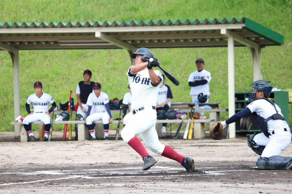 初回、中前打を放ち、出塁する大阪桐蔭・西野