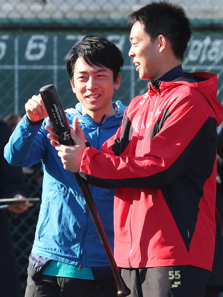 17年12月、地元・横須賀で秋山(右)が主催した野球教室に参加した小泉進次郎氏
