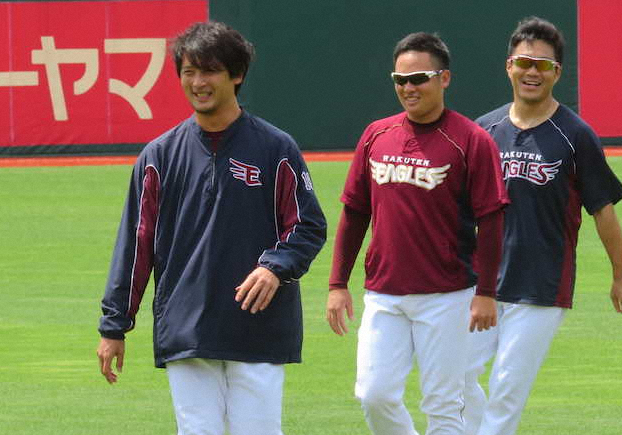 先発投手練習でそろって笑顔をみせる（左から）楽天・涌井、松井、則本昂　　　