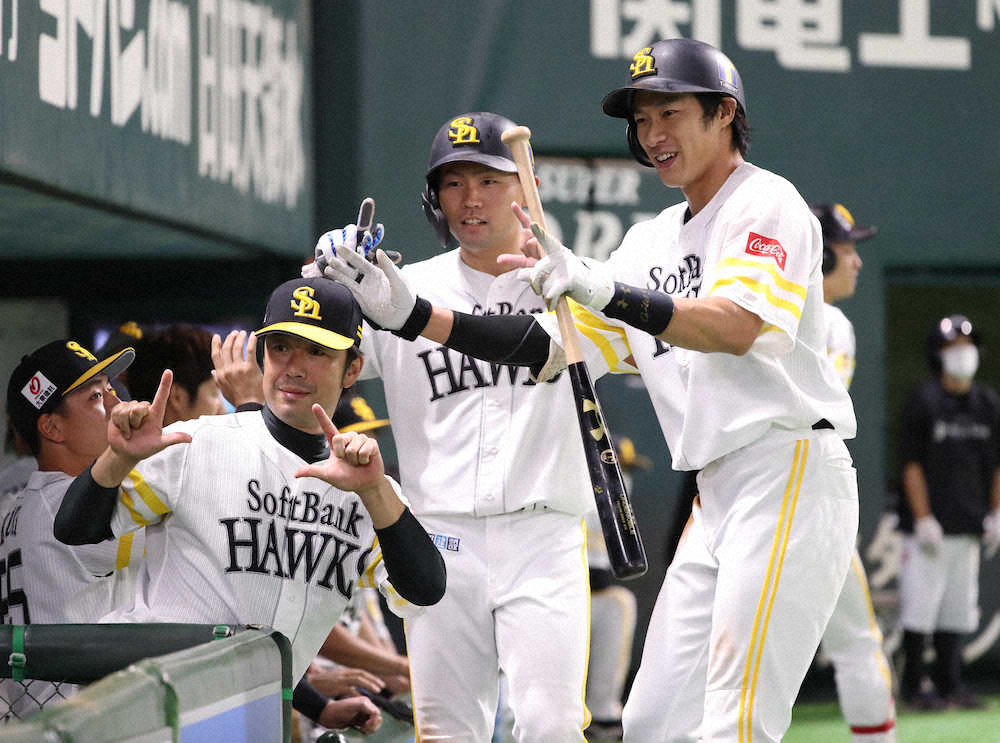 2回無死一塁、2ランを放った柳田はTVカメラに向かって（左から）高谷、中村晃と一緒にポーズ（撮影・岡田　丈靖）