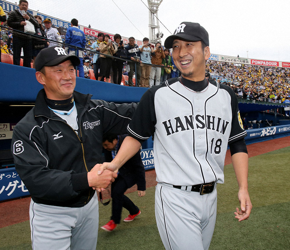 2016年4月3日、DeNA戦で阪神復帰後初勝利を挙げ、金本知憲監督（左）と笑顔で握手する藤川