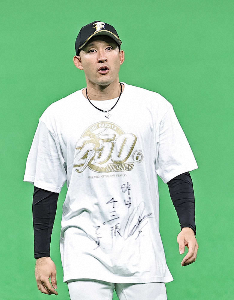 中田の通算250号記念Tシャツに「昨日4三振です」の文字を入れて試合前練習を行った杉谷