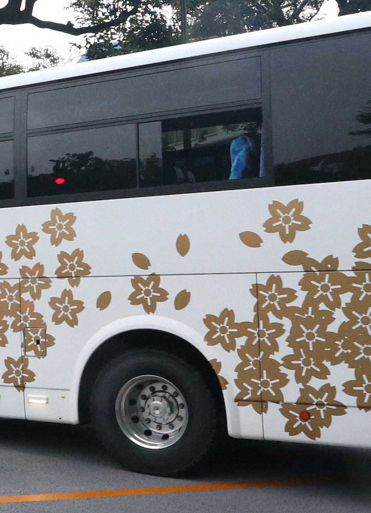 ＜ヤ・神16＞阪神ナインの乗るバスは換気のためか窓が開けられていた（撮影・小海途　良幹）