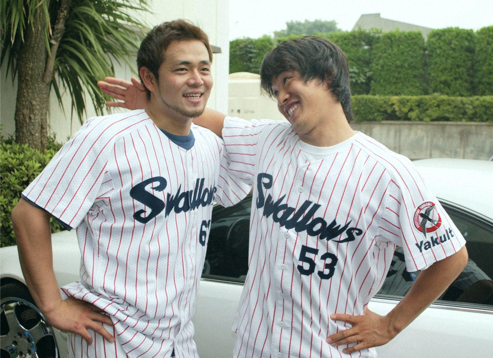 2002年、オールスター出場を喜ぶ石井弘寿投手と五十嵐亮太投手