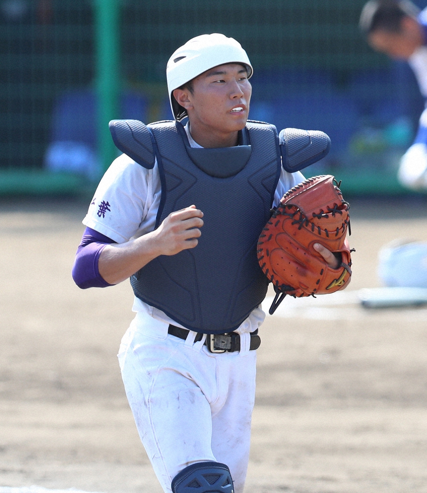 強肩強打の捕手で高校通算25本塁打を放っている成田の古谷