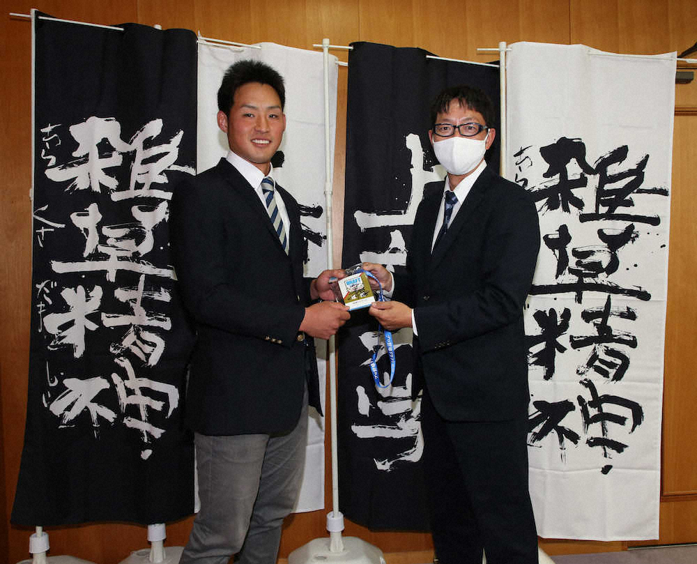 矢野監督のサインが入ったドラフト会議のIDパスを吉野スカウトから渡される佐藤（左）（撮影・西海健太郎）