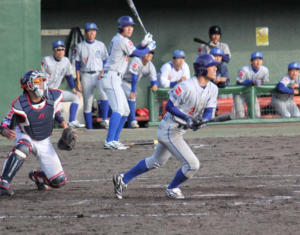 ＜京葉銀行・十八親和銀行＞京葉銀行・村岡が9回1死二塁から右中間へサヨナラ二塁打を放つ