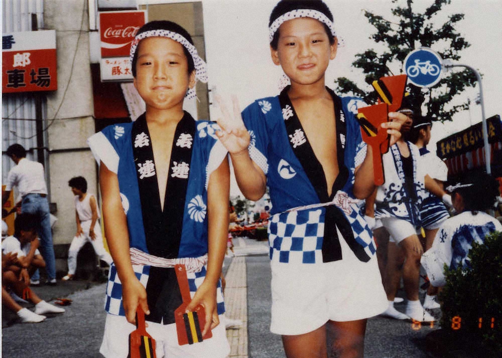 小学3年時に、兄・順一さん（右）とよさこい祭りを楽しむ藤川