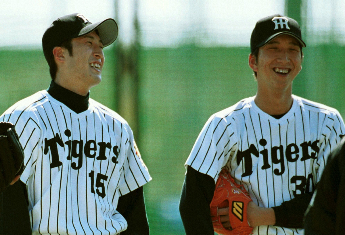 安芸キャンプでルーキー藤田太陽（左）とともに笑顔を見せる藤川球児（2001年撮影）