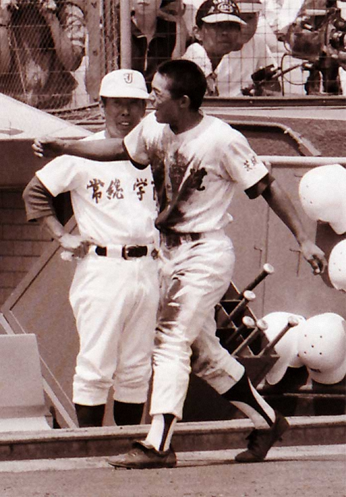 87年夏の甲子園でランニング本塁打を放ち笑顔の仁志氏（手前）と木内監督