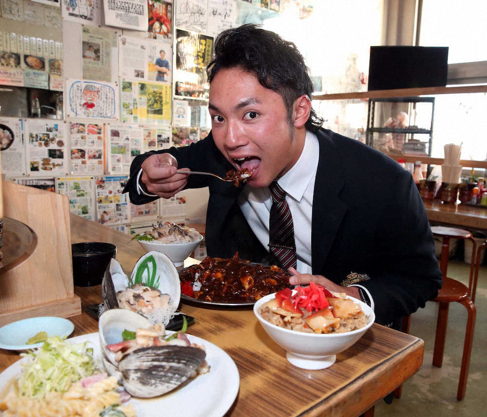 ＜日本ハム＞「マルトマ食堂」で苫小牧名物のホッキ貝カレーを食べる伊藤大海