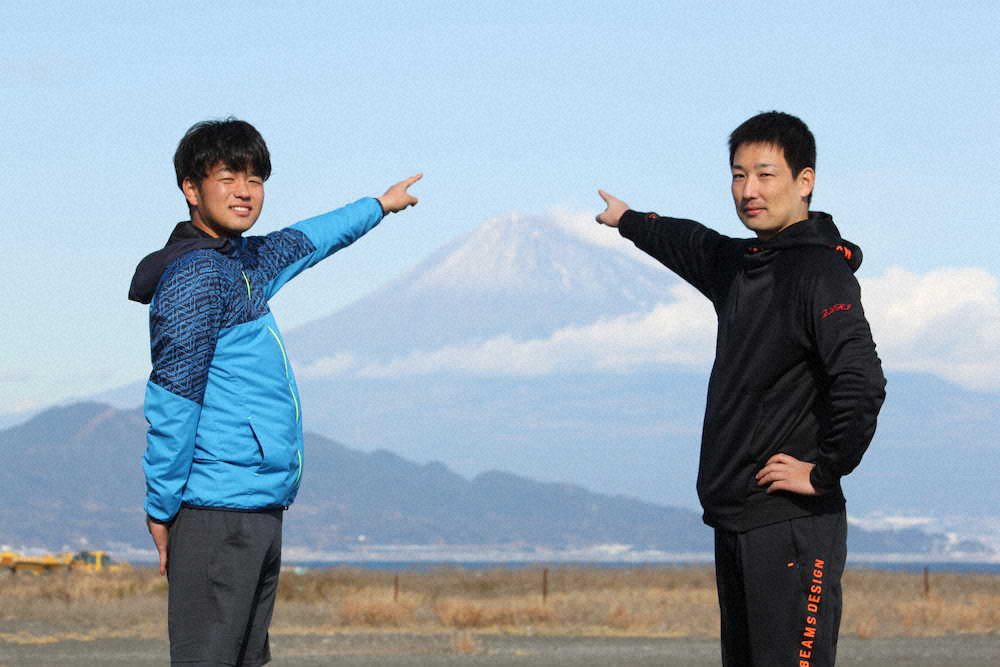 富士山を指さして日本一のセットアッパーになることを誓った岩崎（右）と高橋（撮影・遠藤　礼）