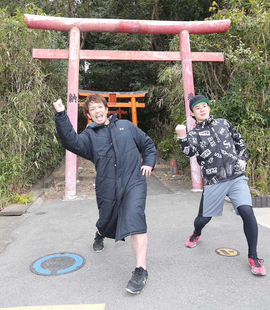 大嶽神社の階段上りを終え元気良く「熱男ポーズ」する松田（左）と牧原（撮影・岡田　丈靖）