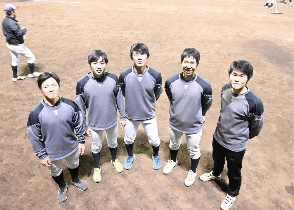 中川主務（右端）と筑波大野球部を支えるスタッフ陣