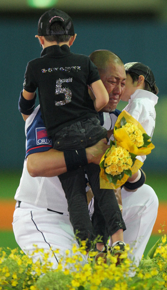 08年、父・清原氏の引退セレモニーで花束を持って登場した長男・正吾さん（左）と次男・勝児さん